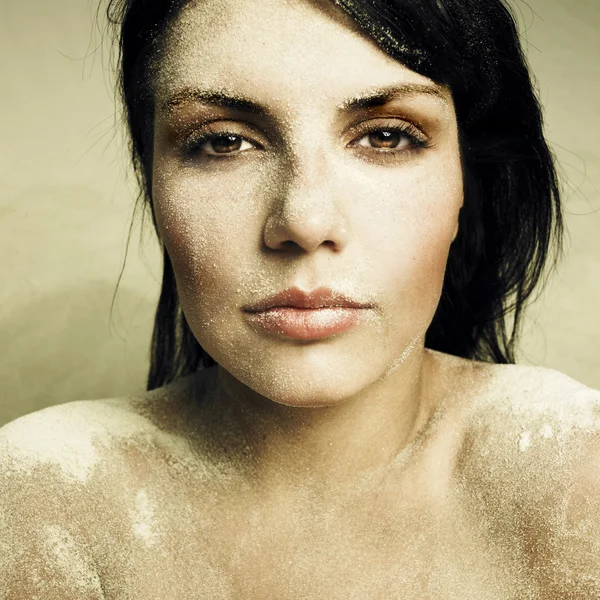 Womanl with sand on face — Stock Photo, Image