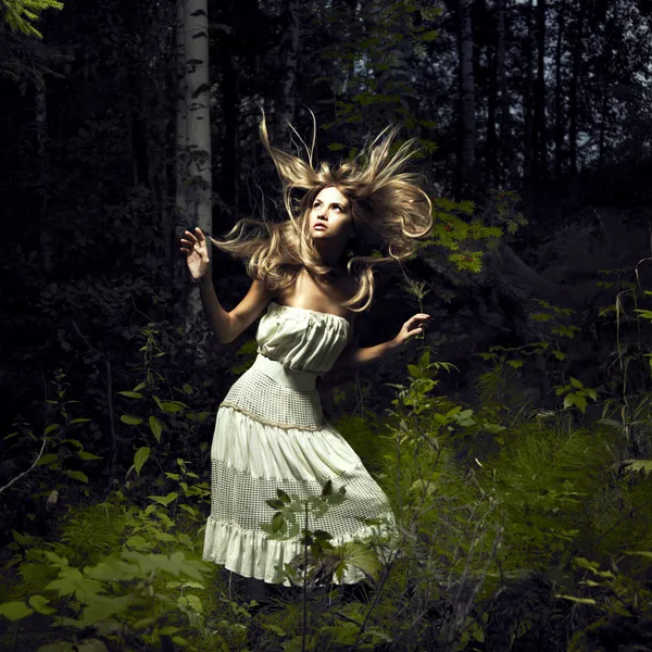 Flicka i fairy forest — Stockfoto