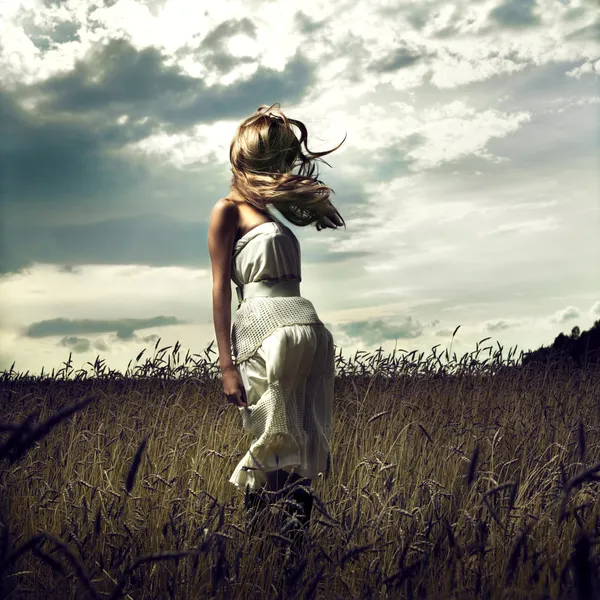 Skok žen v pšeničné pole — Stock fotografie