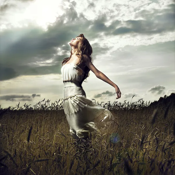 麦畑で女性をジャンプします。 — ストック写真