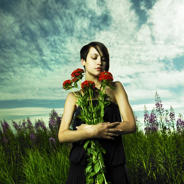 Chica en el prado de flores — Foto de Stock