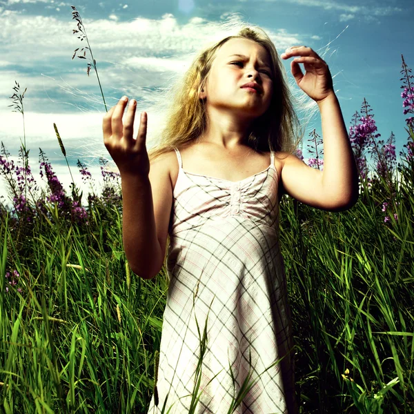 女の子の花の草原 — ストック写真