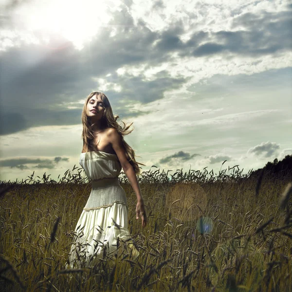 麦畑で女性をジャンプします。 ロイヤリティフリーのストック写真