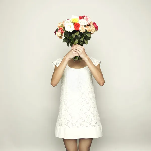 Lány fejét rózsákkal — Stock Fotó