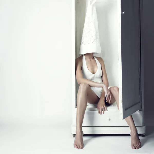 Surrealistiska flicka och hennes garderob — Stockfoto
