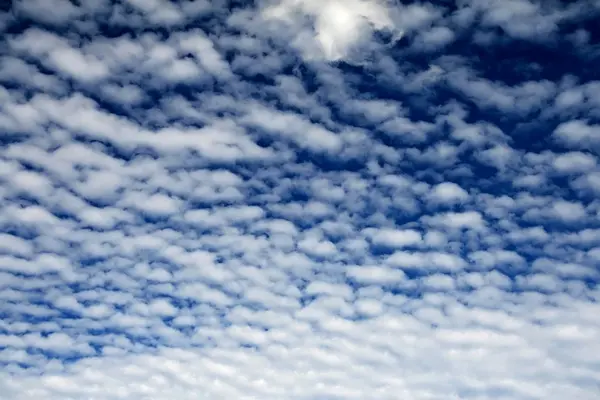 Nuvens azuis e brancas — Fotografia de Stock