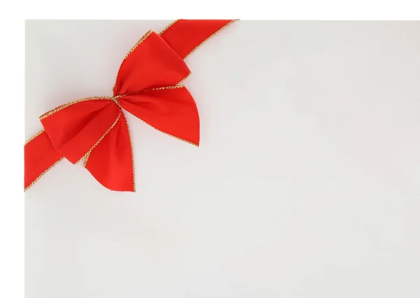 Ruban rouge noeud sur enveloppe blanche — Photo