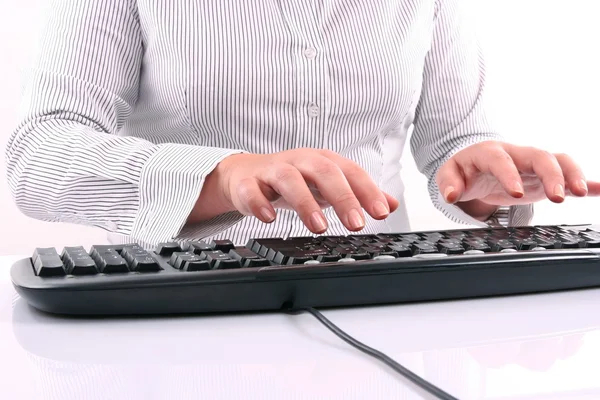 Žena píšící na klávesnici — Stock fotografie