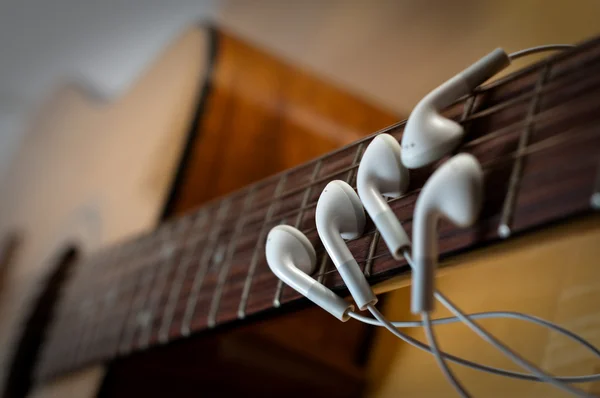 Fones de ouvido como dedos na guitarra — Fotografia de Stock