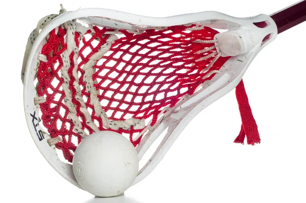 Fehér lacrosse fej vörös kerítésfonatok és szürke labda — Stock Fotó