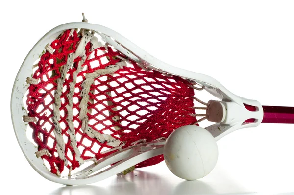Cabeça de lacrosse branco com malha vermelha e bola cinza Imagem De Stock