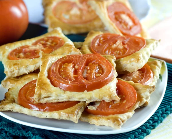 Frisch flockig gebacken mit Tomaten — Stockfoto