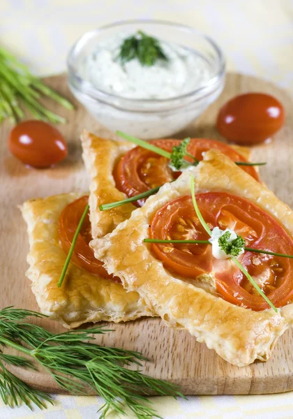 Ciasto francuskie zakąska z pomidorami — Zdjęcie stockowe
