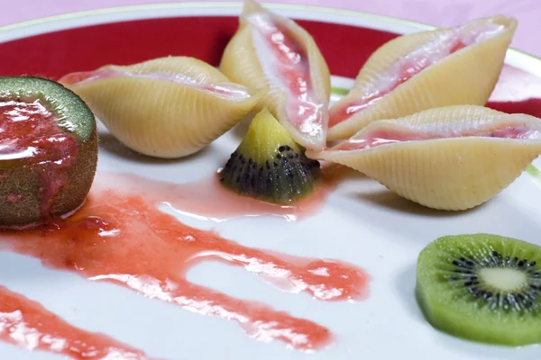Pasta shells with kiwi fruit and cheese — Stock Photo, Image