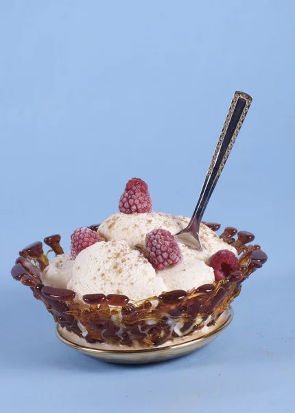 Raspberries with ice cream — Stock Photo, Image