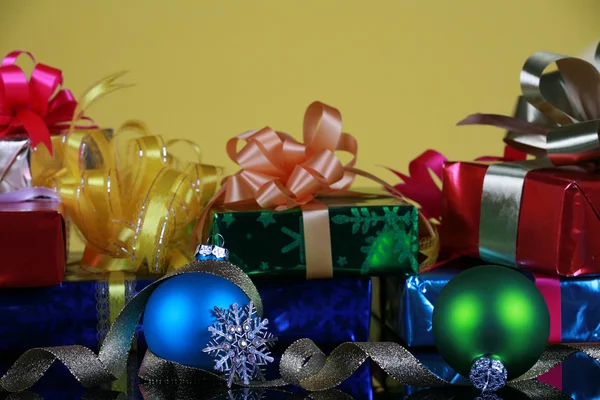 Christmas presents and decorations — Stock Photo, Image