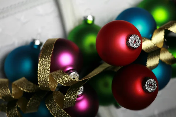 Weihnachtsschmuck und goldene Schleife — Stockfoto