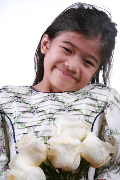 Asyalı çocuk holding beyaz güller — Stok fotoğraf