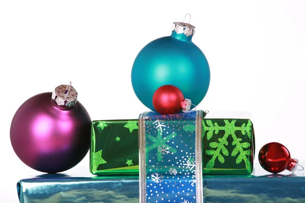 Ornamentos e presentes de Natal — Fotografia de Stock