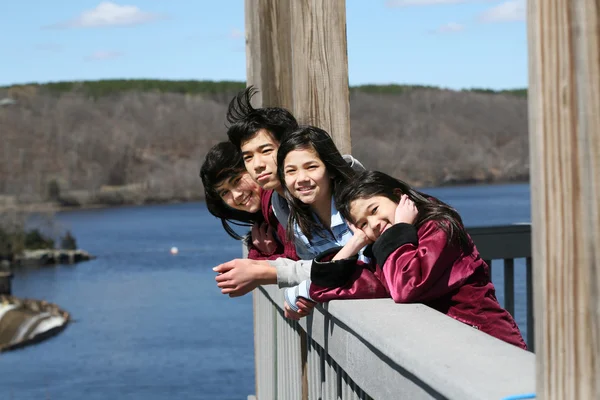 Quattro bambini sul ponte esterno — Foto Stock