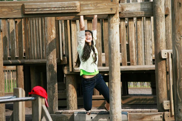 Adolescente brincando no playground — Fotografia de Stock