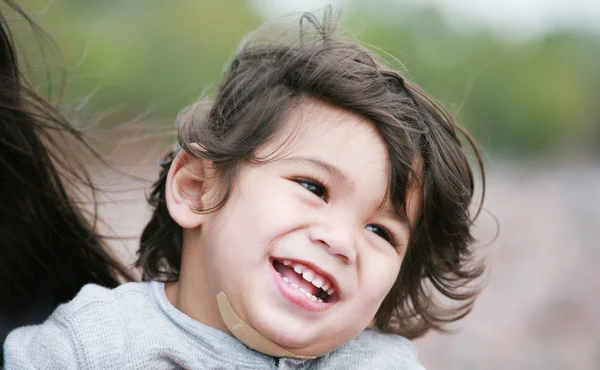 Boldog baba kisfiú mosolyog — Stock Fotó