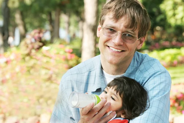Padre che dà da mangiare al bambino una bottiglia — Foto Stock