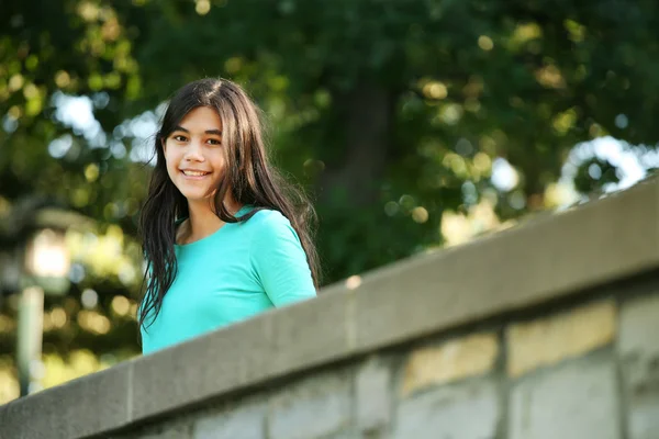 Giovane ragazza adolescente in piedi sul ponte — Foto Stock