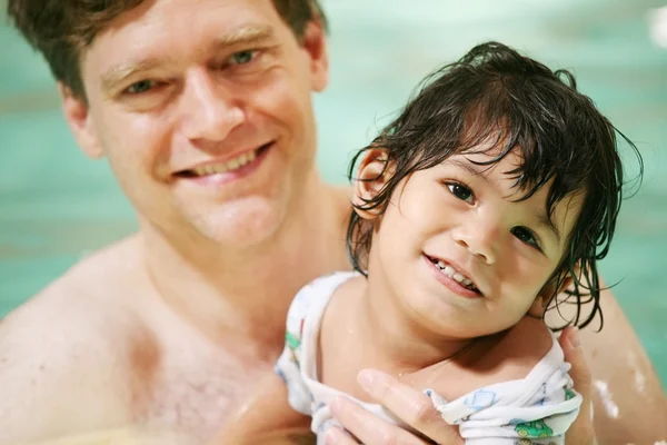 Father and toddler boy swimming — Stock Photo, Image