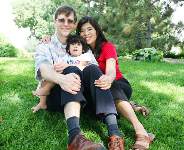 Familia feliz de tres, multirracial — Foto de Stock