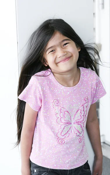 Счастливая шестилетняя девочка — стоковое фото