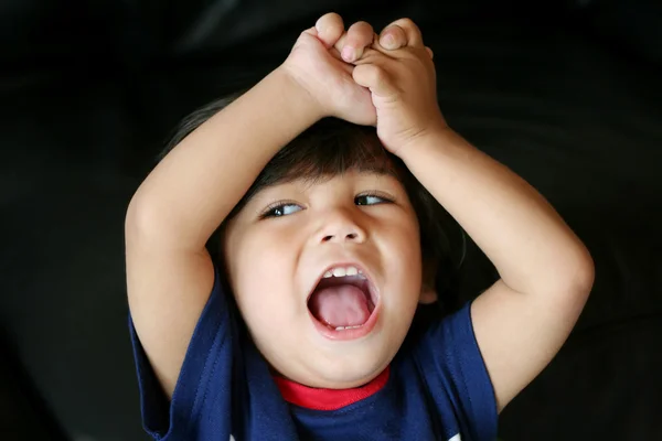 Adorable toddler boy lifting arms over h — Stock Photo, Image