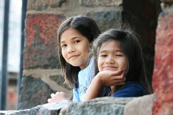 Дети смотрят на каменную стену — стоковое фото