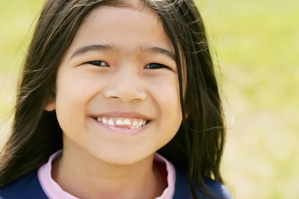 Улыбающаяся азиатка с зубастой улыбкой — стоковое фото