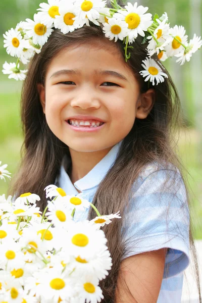 Beautiful little girl with daisies — Stock Photo, Image