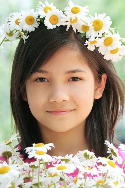 小女孩戴着王冠的雏菊 — 图库照片