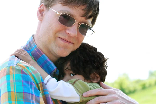 Pai segurando filho ao ar livre — Fotografia de Stock
