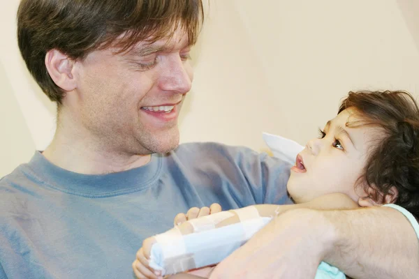 Father holding sick baby in hospital — Stock Photo, Image