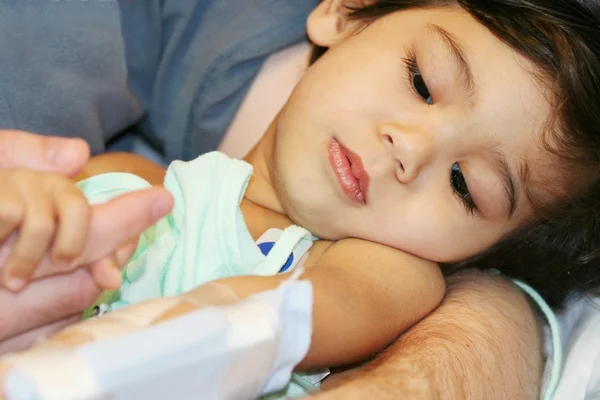 Zieke baby in het ziekenhuis — Stockfoto