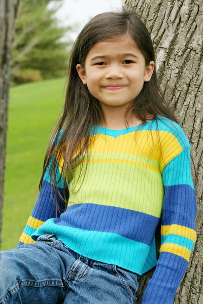 Ağaç tarafından sevimli küçük kız — Stok fotoğraf
