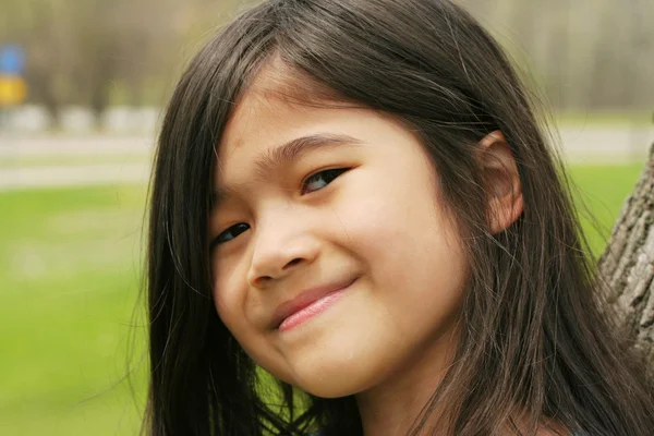 Close up de menina com sorriso bonito — Fotografia de Stock
