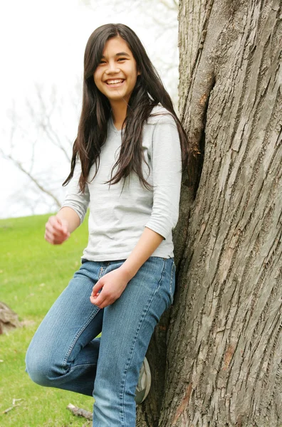 Jovem adolescente menina ao ar livre — Fotografia de Stock