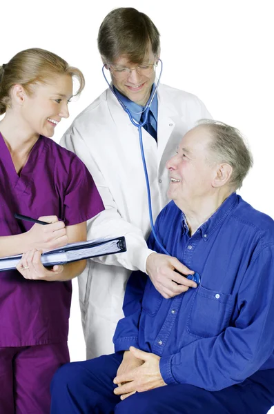 Médico examinando paciente idoso — Fotografia de Stock