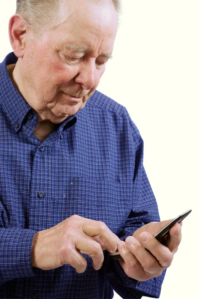 Пожилой человек набирает номер мобильного телефона — стоковое фото