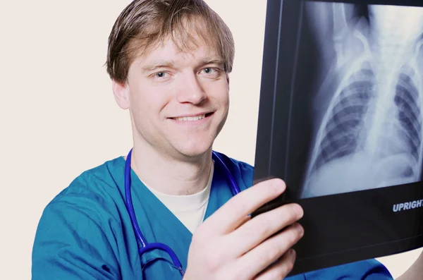 Médico masculino a olhar para o raio X — Fotografia de Stock