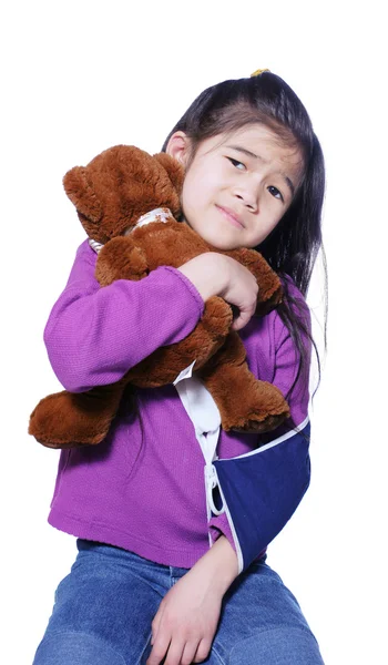 Kleines Mädchen mit gebrochenem Arm hält Puppe — Stockfoto