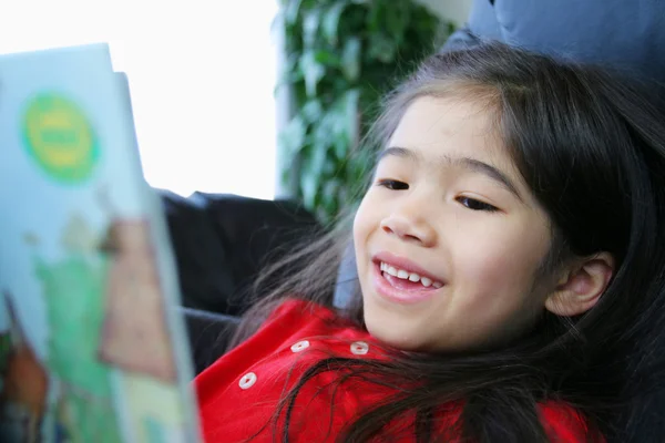 Enfant lisant joyeusement un livre — Photo