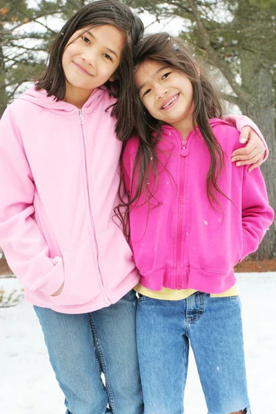 Two girls enjoying the winter — Stock Photo, Image