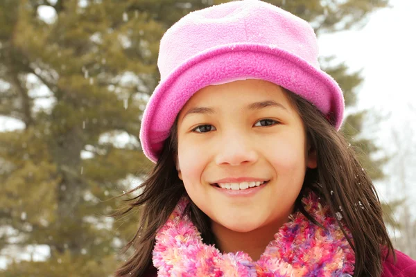 Dziecko uśmiechający się na zewnątrz, zimą — Zdjęcie stockowe