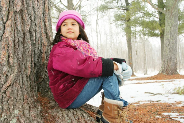 Devět let stará dívka sedí venku — Stock fotografie